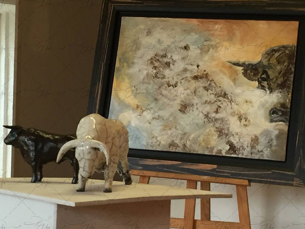 Photographie d'une peinture et d'une sculpture de tauromachie lors de l'exposition d'art taurin.