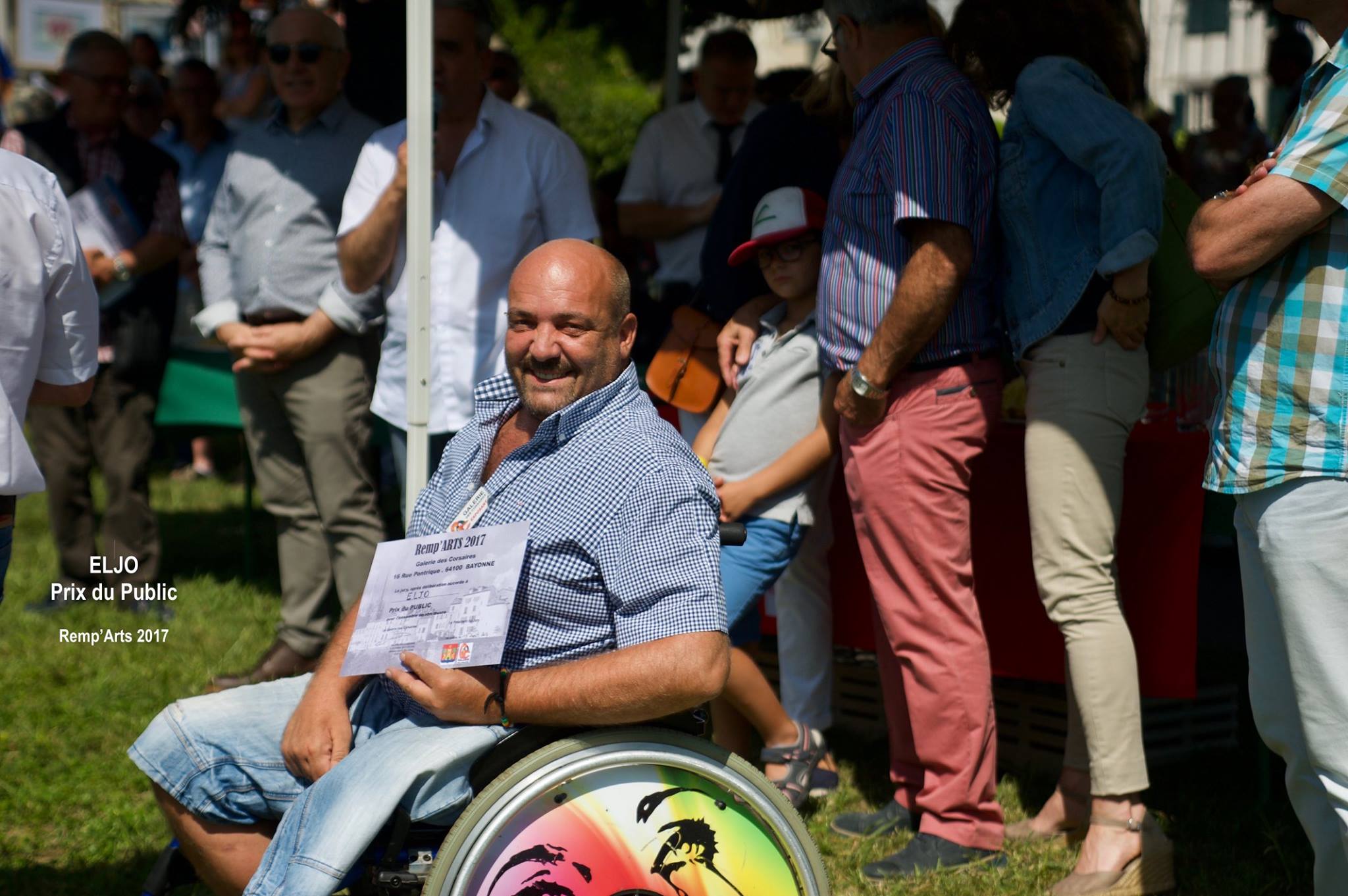 L'artiste peintre photographe Eljo ayant gagné le prix du public lors de l'exposition des Remp'Arts en 201, Galerie des Corsaires.