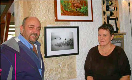 Eljo et la propriétaire de La Grande Ourse à Mauvezin pour l'exposition "Entre ciel et terre" en 2016.