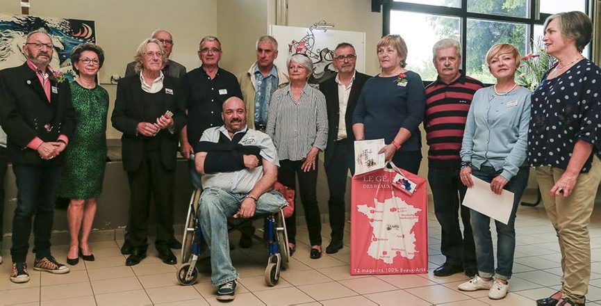 Photo de groupe avec Eljo au salon de la Hesta des Arts à Mauzevin en 2017.