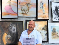 L'artiste peintre Eljo à côté de ses peintures à l'exposition des Remp'Arts de Bayonne en 2017.