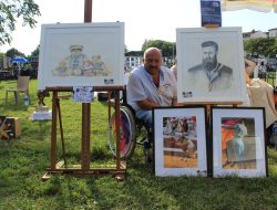 L'artiste peintre Eljo à côté de ses peintures à l'exposition des Remp'Arts de Bayonne en 2017.